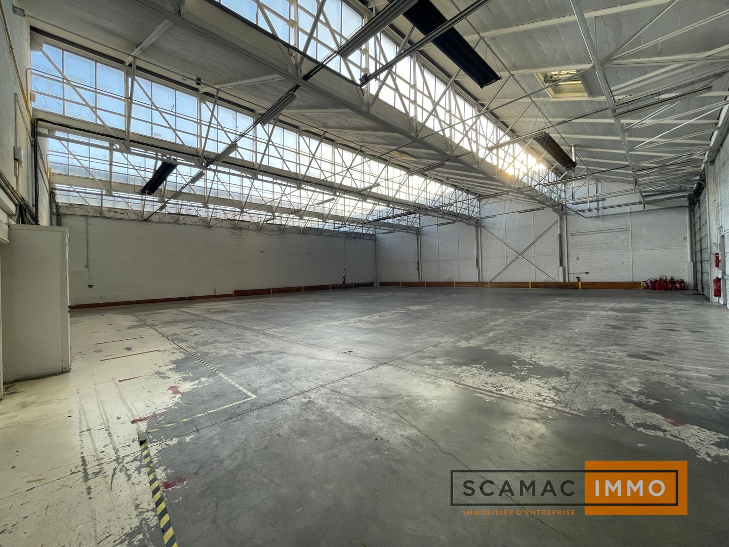 local d'activités de 820m², Massy (Essonne)