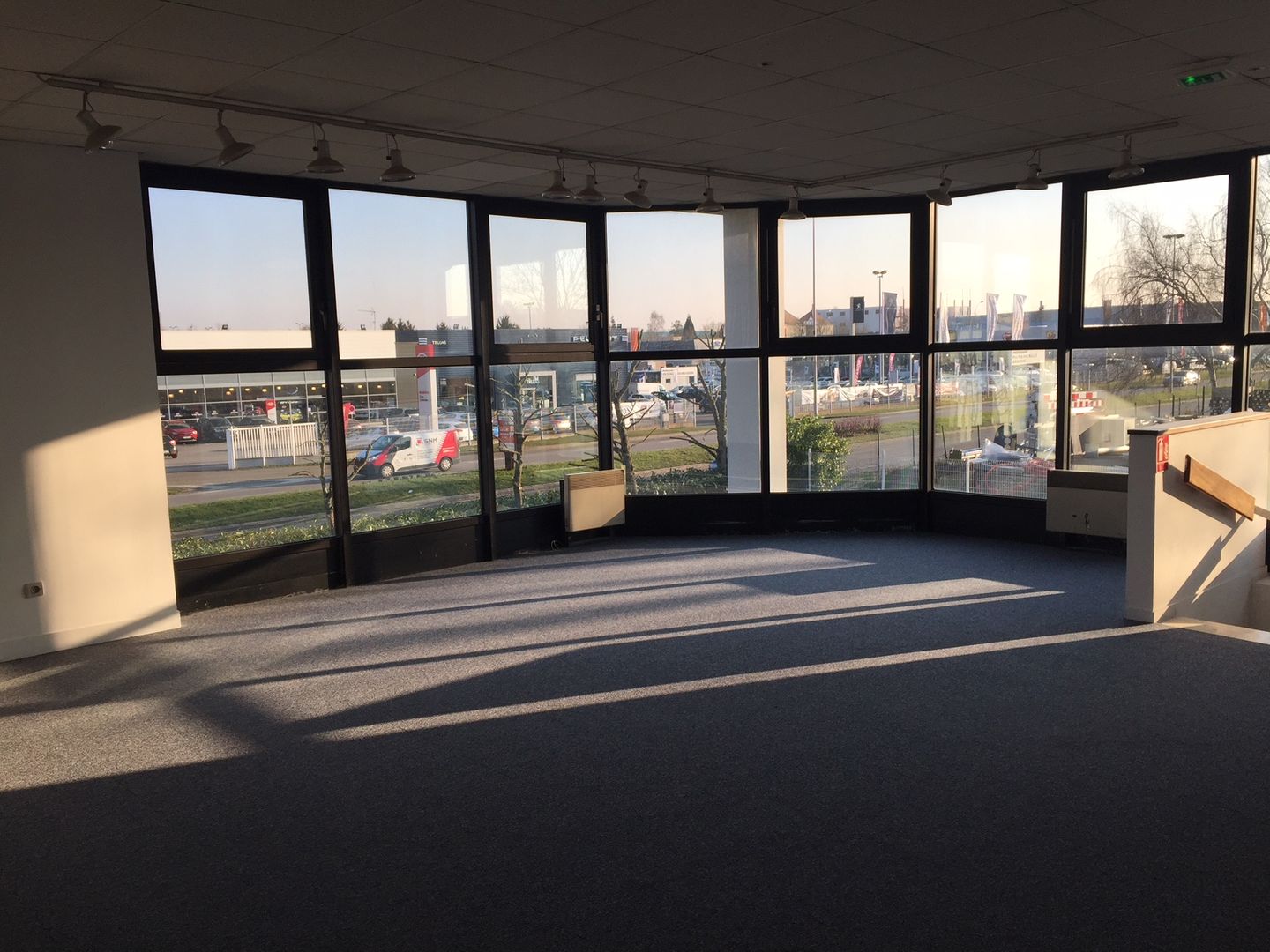 local d'activités de 882m², Coignières (Yvelines)