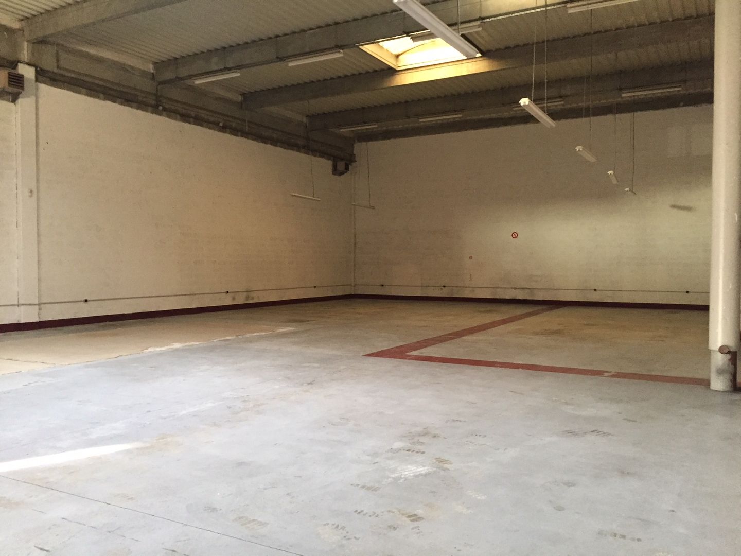 local d'activités de 882m², Coignières (Yvelines)