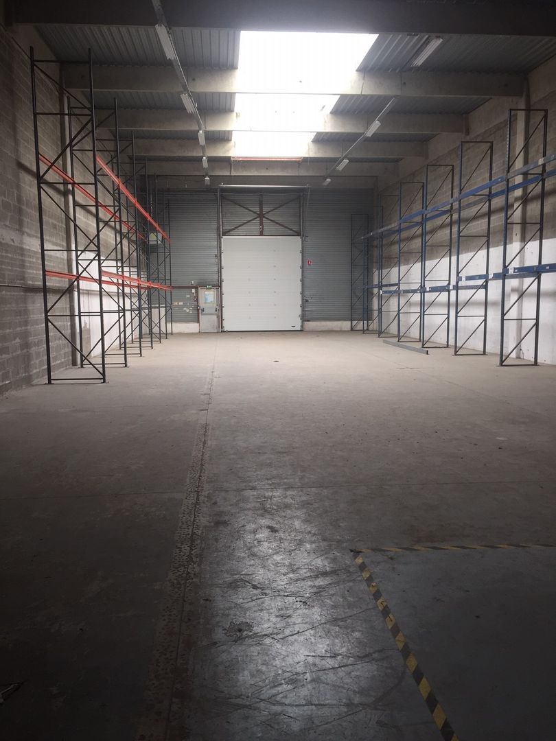 local d'activités de 457m², Coignières (Yvelines)