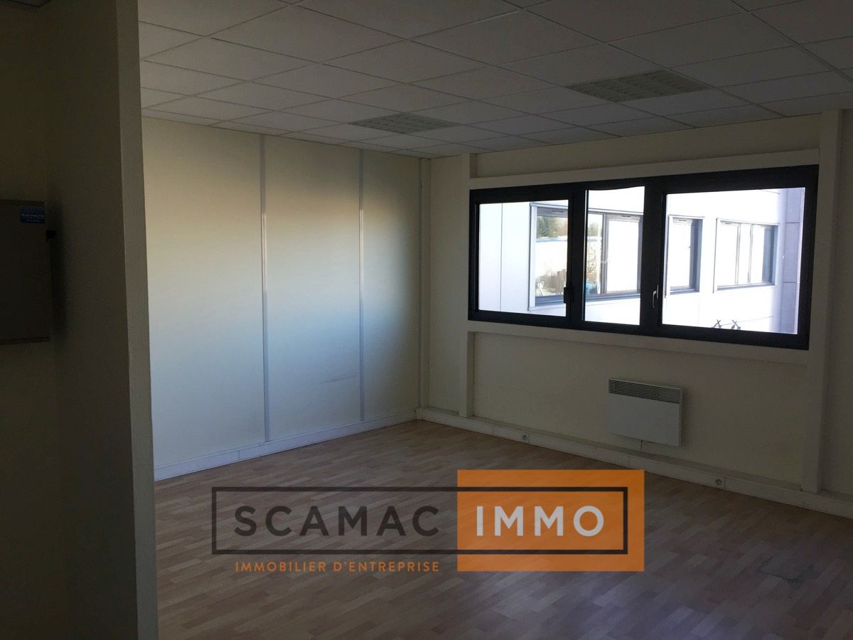 local d'activités de 818m², Coignières (Yvelines)