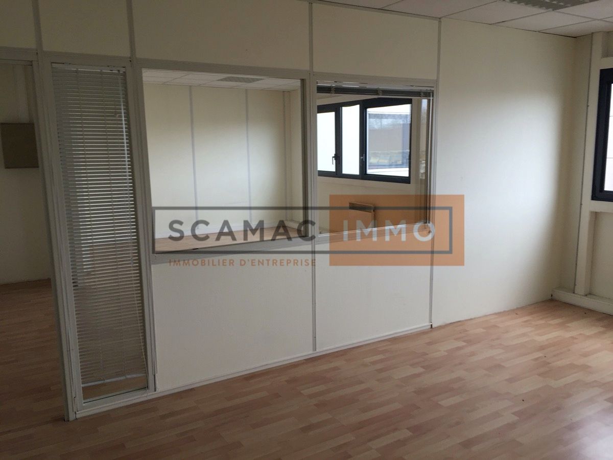 local d'activités de 818m², Coignières (Yvelines)