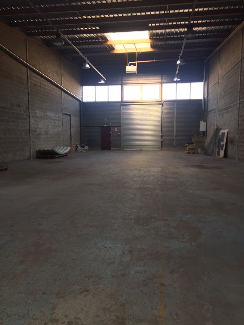 local d'activités de 818m², Coignières (Yvelines)
