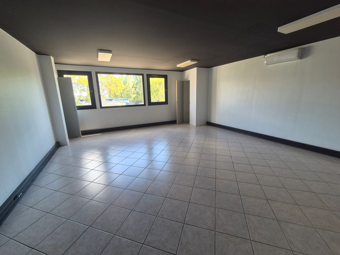 local d'activités de 1&nbsp;121m², Sarcelles (Val-d'Oise)