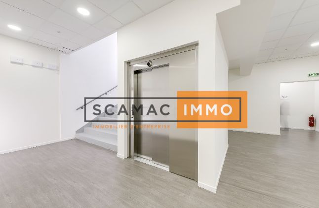 bureau de 830m², Villeneuve-la-Garenne (Hauts-de-Seine)