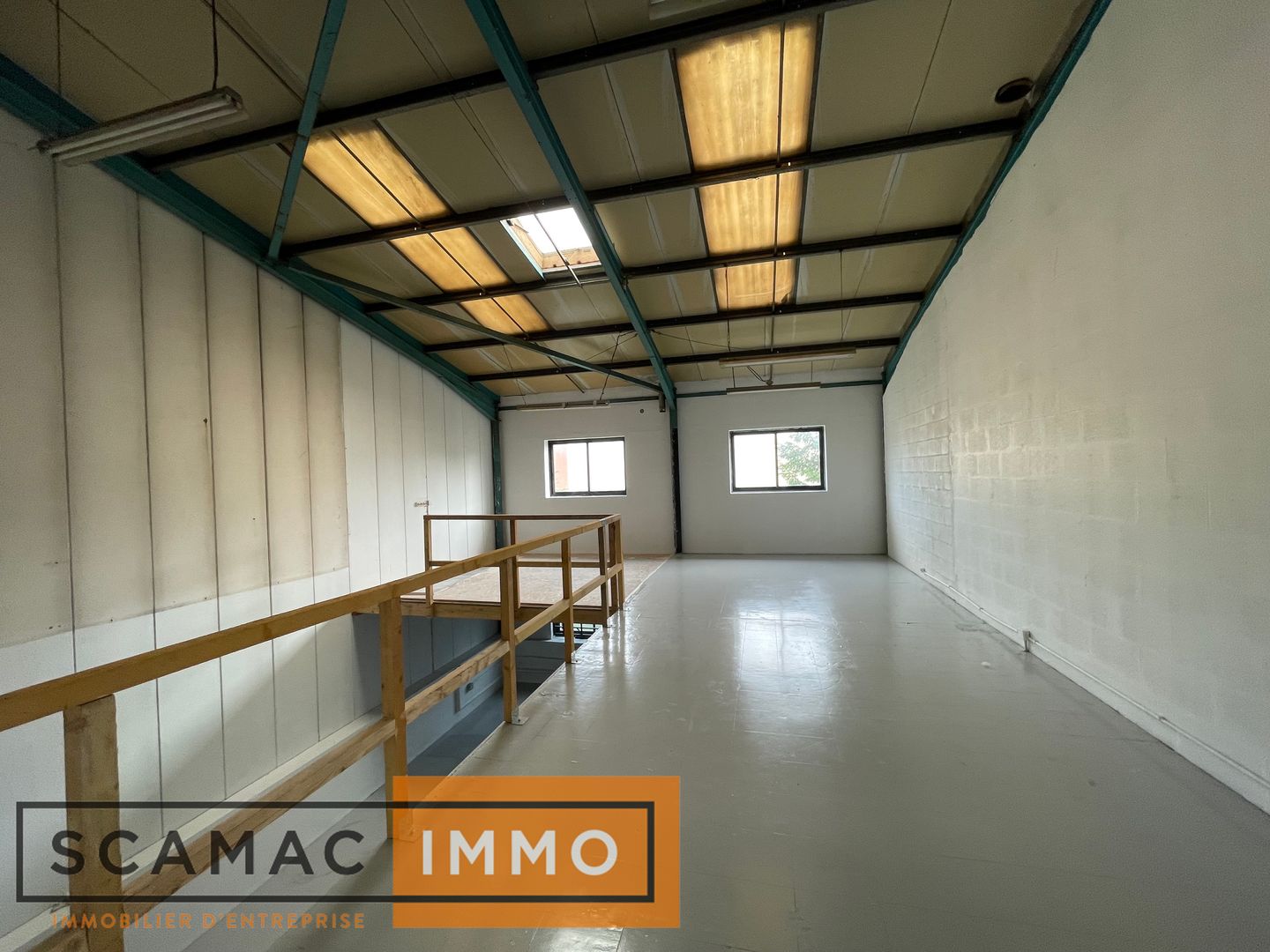 local d'activités de 210m², Lisses (Essonne)