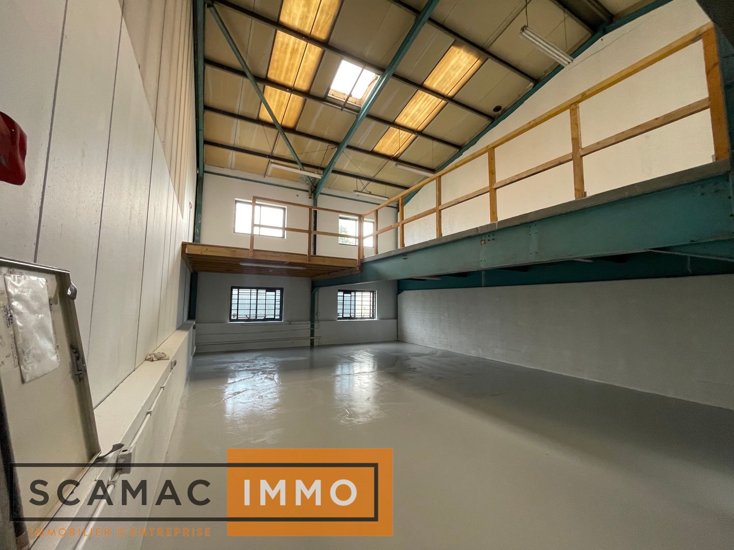 local d'activités de 211m², Lisses (Essonne)
