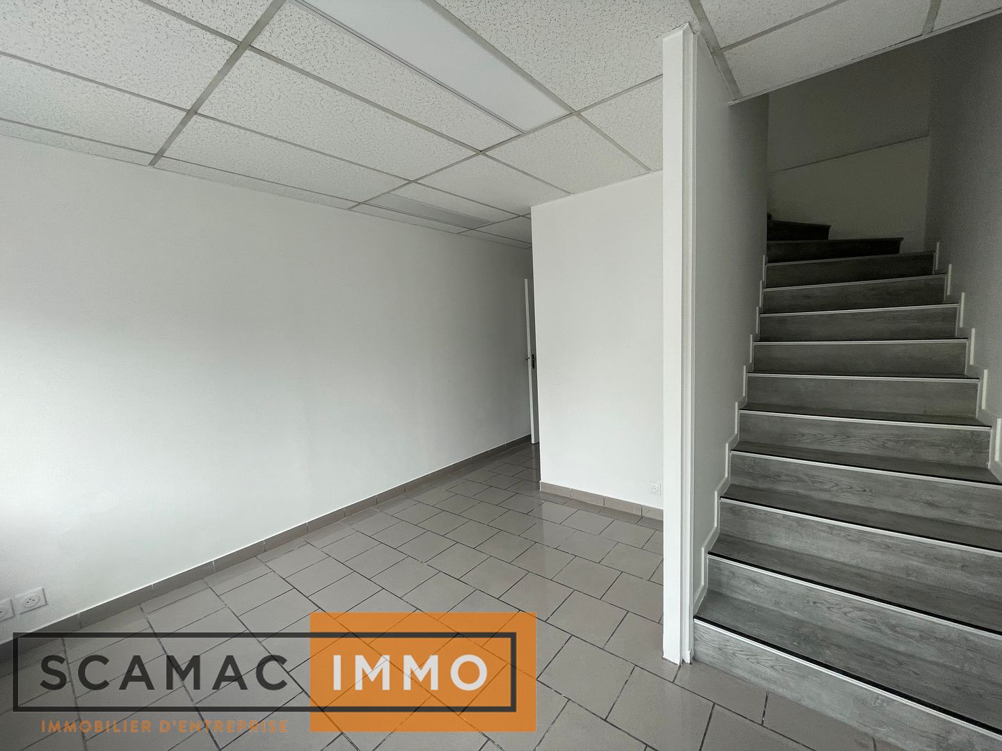 local d'activités de 211m², Lisses (Essonne)