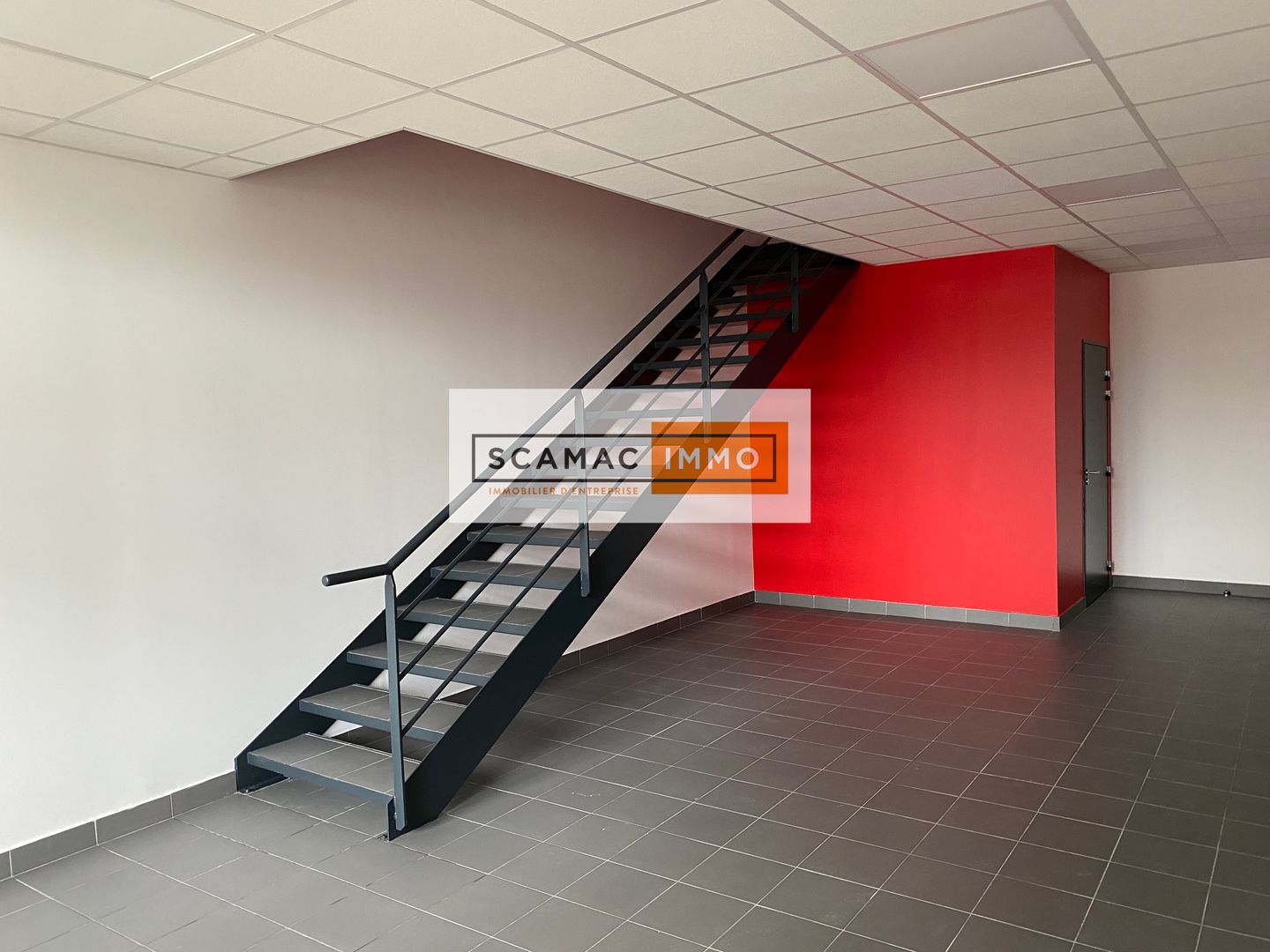 local d'activités de 1 842m², Saint-Pierre-du-Perray (Essonne)