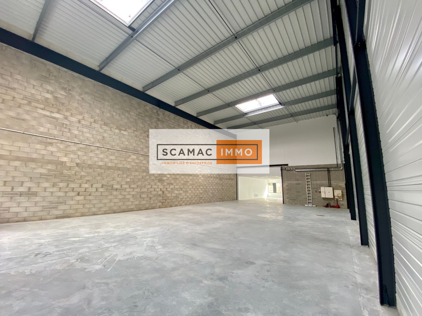 local d'activités de 1 842m², Saint-Pierre-du-Perray (Essonne)