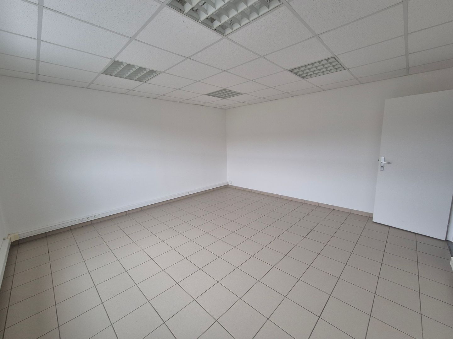 local d'activités de 195m², Chambly (Oise)