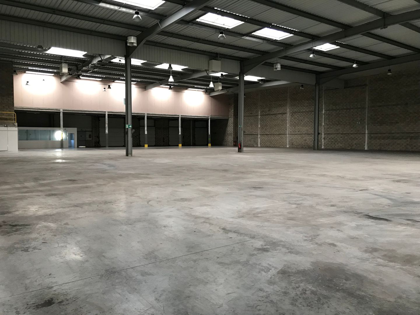 local d'activités de 345m², Trappes (Yvelines)