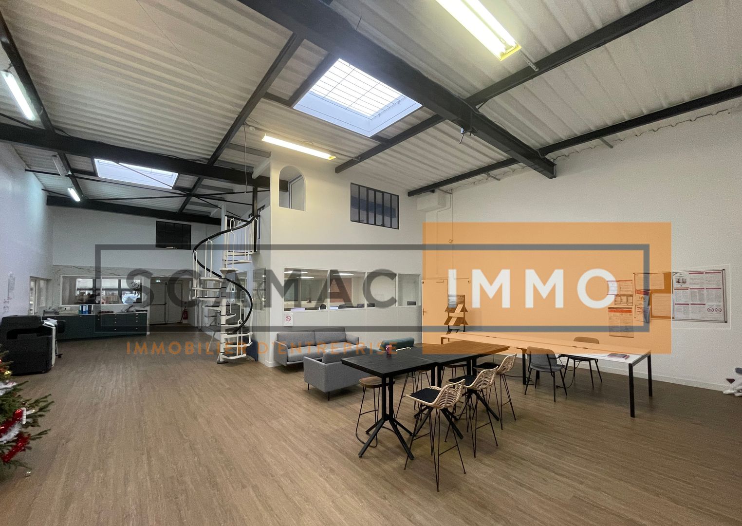 local d'activités de 586m², Saint-Thibault-des-Vignes (Seine-et-Marne)