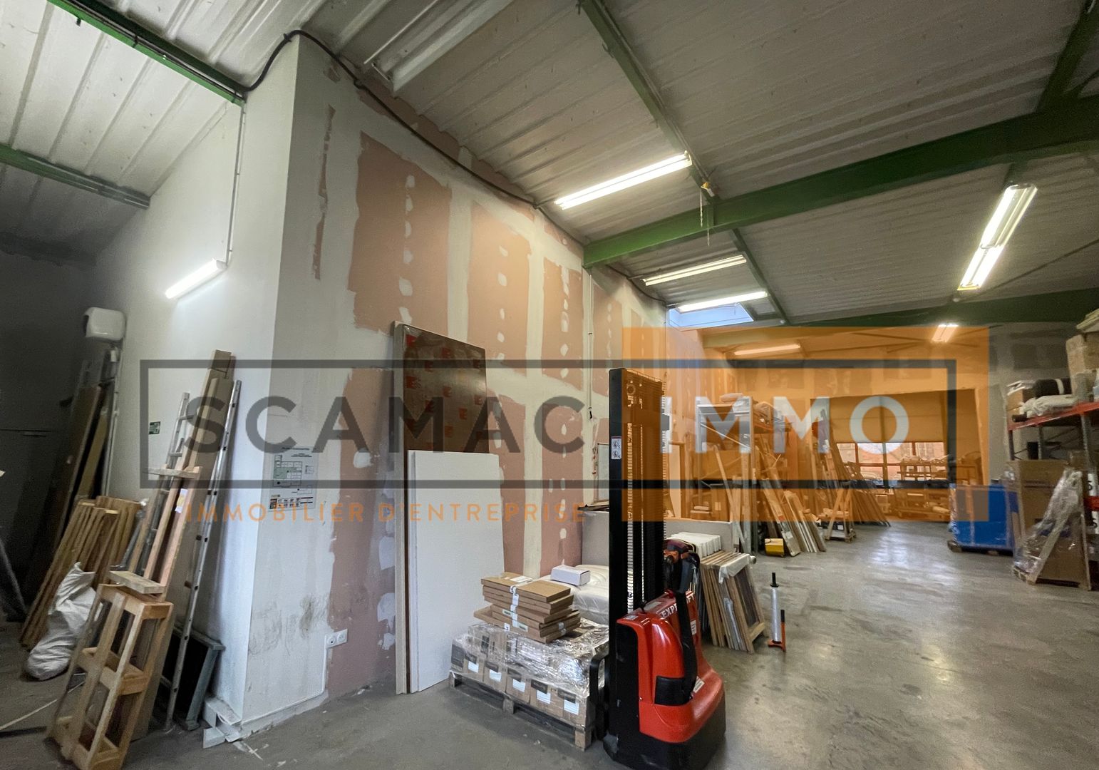 local d'activités de 586m², Saint-Thibault-des-Vignes (Seine-et-Marne)