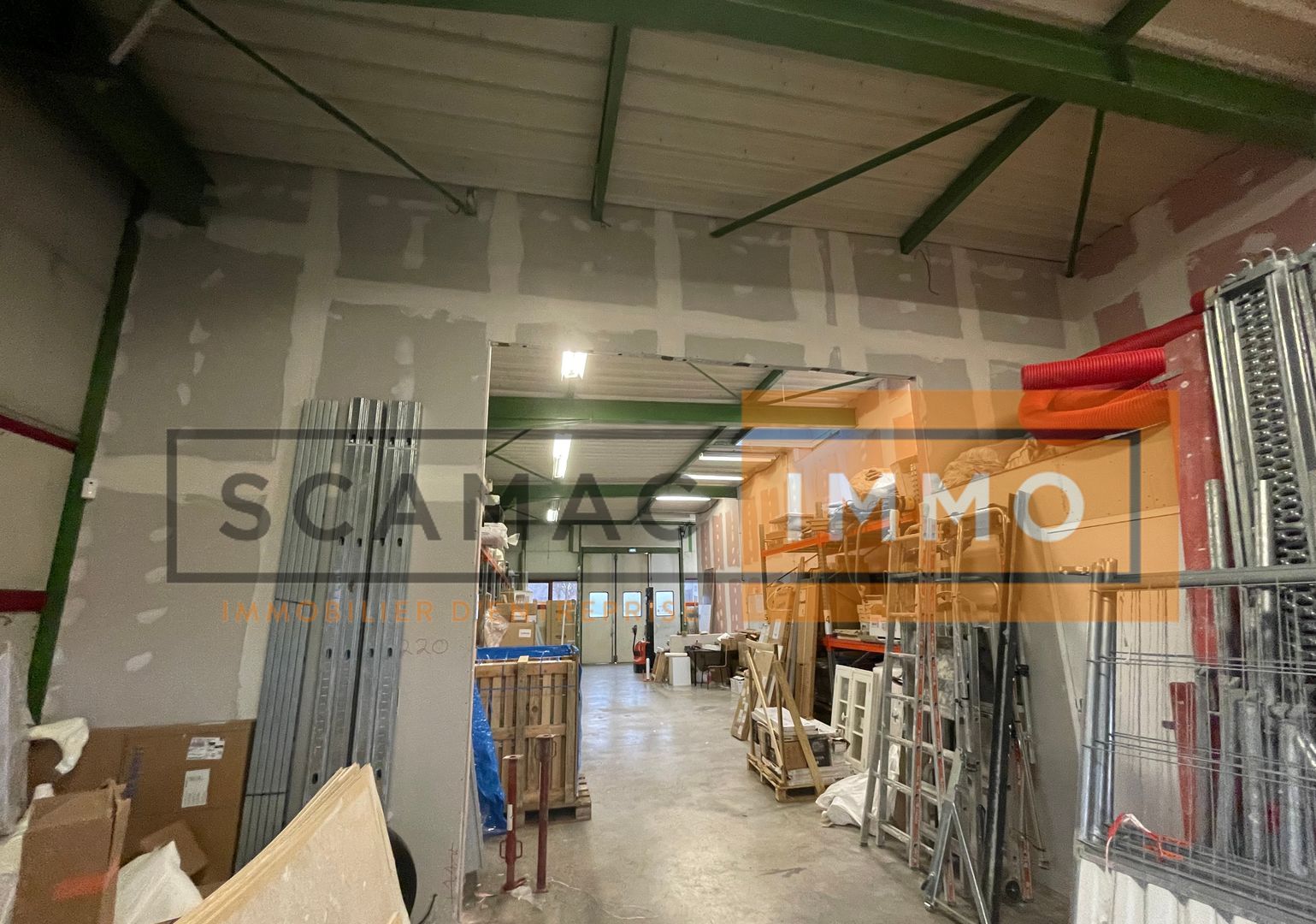 local d'activités de 586m², Saint-Thibault-des-Vignes (Seine-et-Marne)