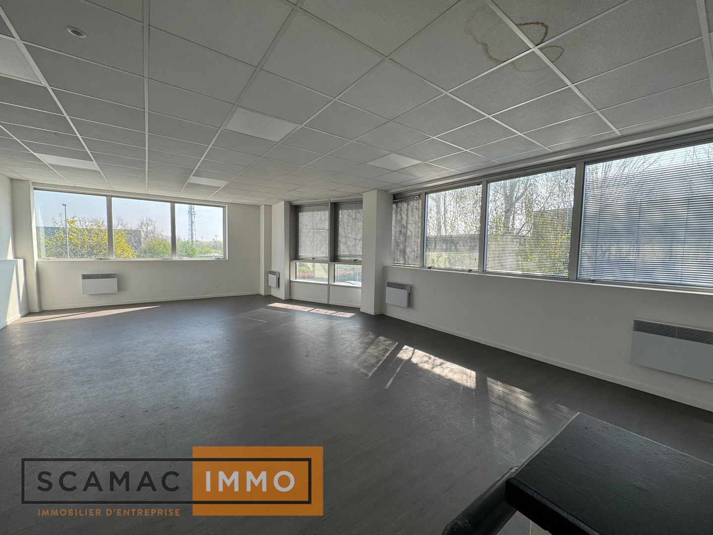 local d'activités de 1&nbsp;400m², Tigery (Essonne)