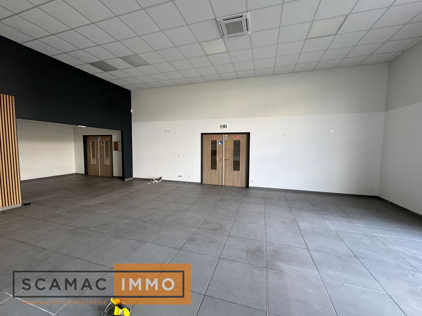 entrepôt de 1&nbsp;200m², Corbeil-Essonnes (Essonne)