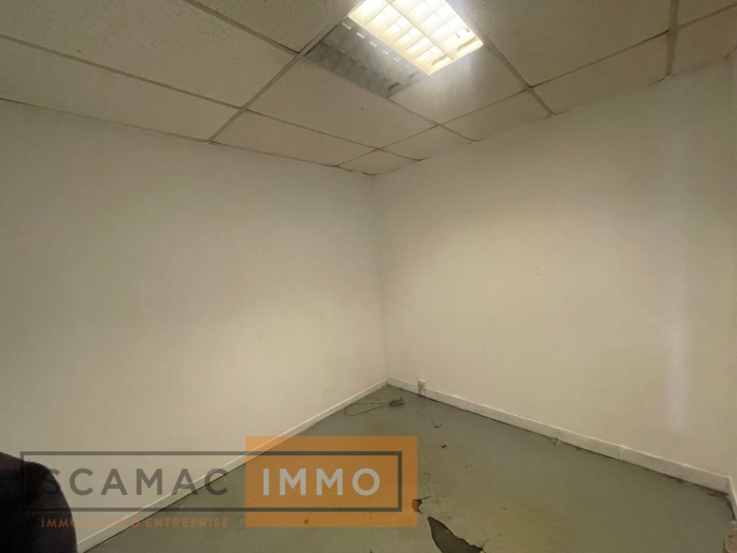 local d'activités de 373m², Corbeil-Essonnes (Essonne)