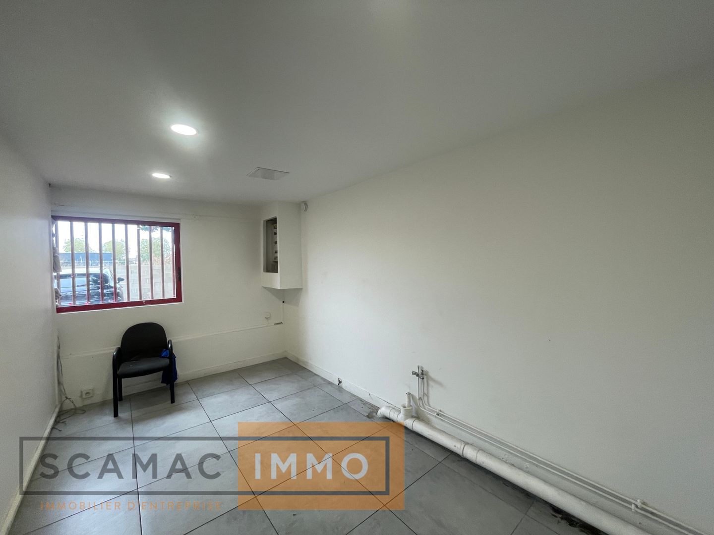 local d'activités de 373m², Corbeil-Essonnes (Essonne)
