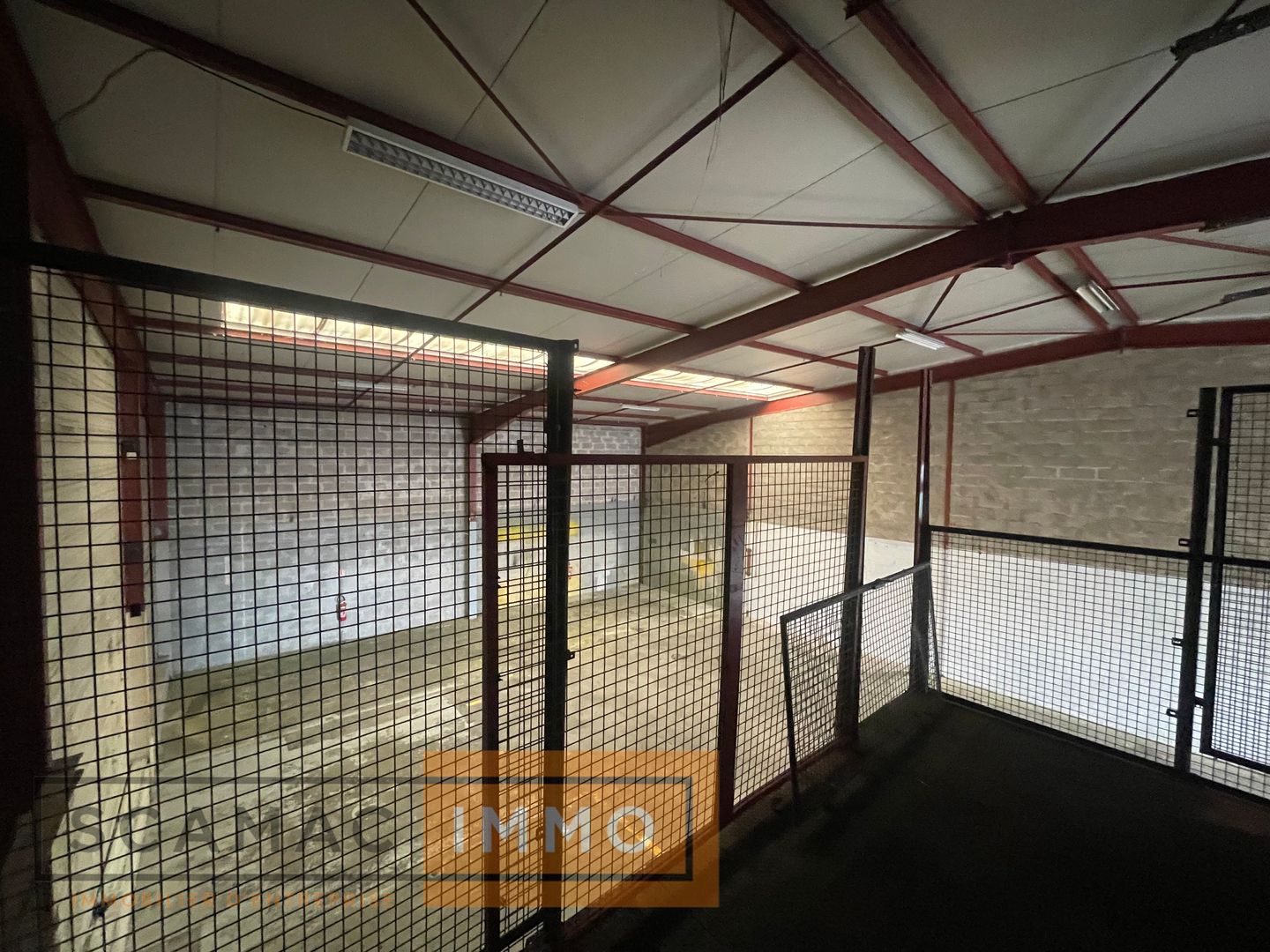 local d'activités de 373m², Corbeil-Essonnes (Essonne)