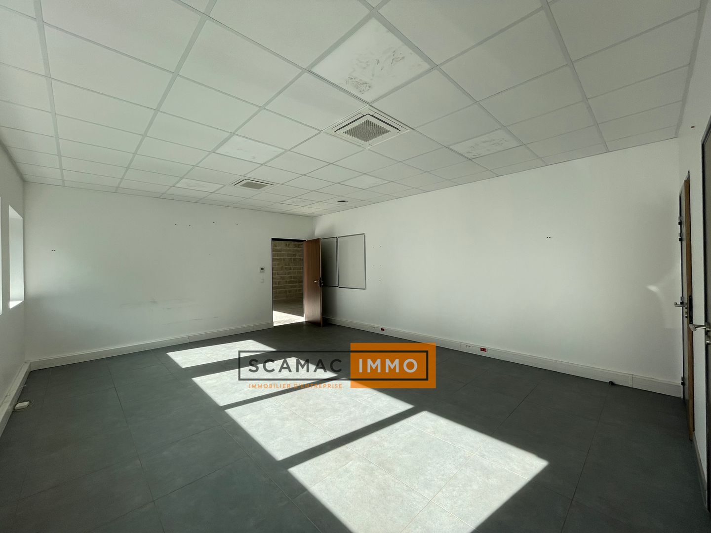 local d'activités de 159m², Palaiseau (Essonne)
