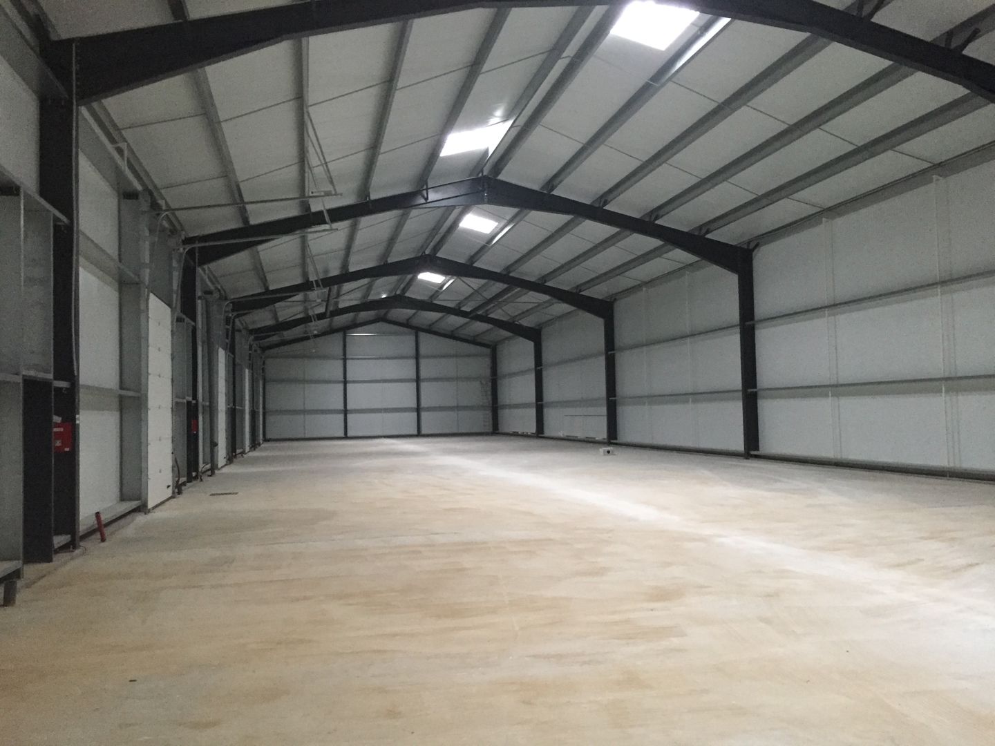 local d'activités de 186m², Bruyères-le-Châtel (Essonne)