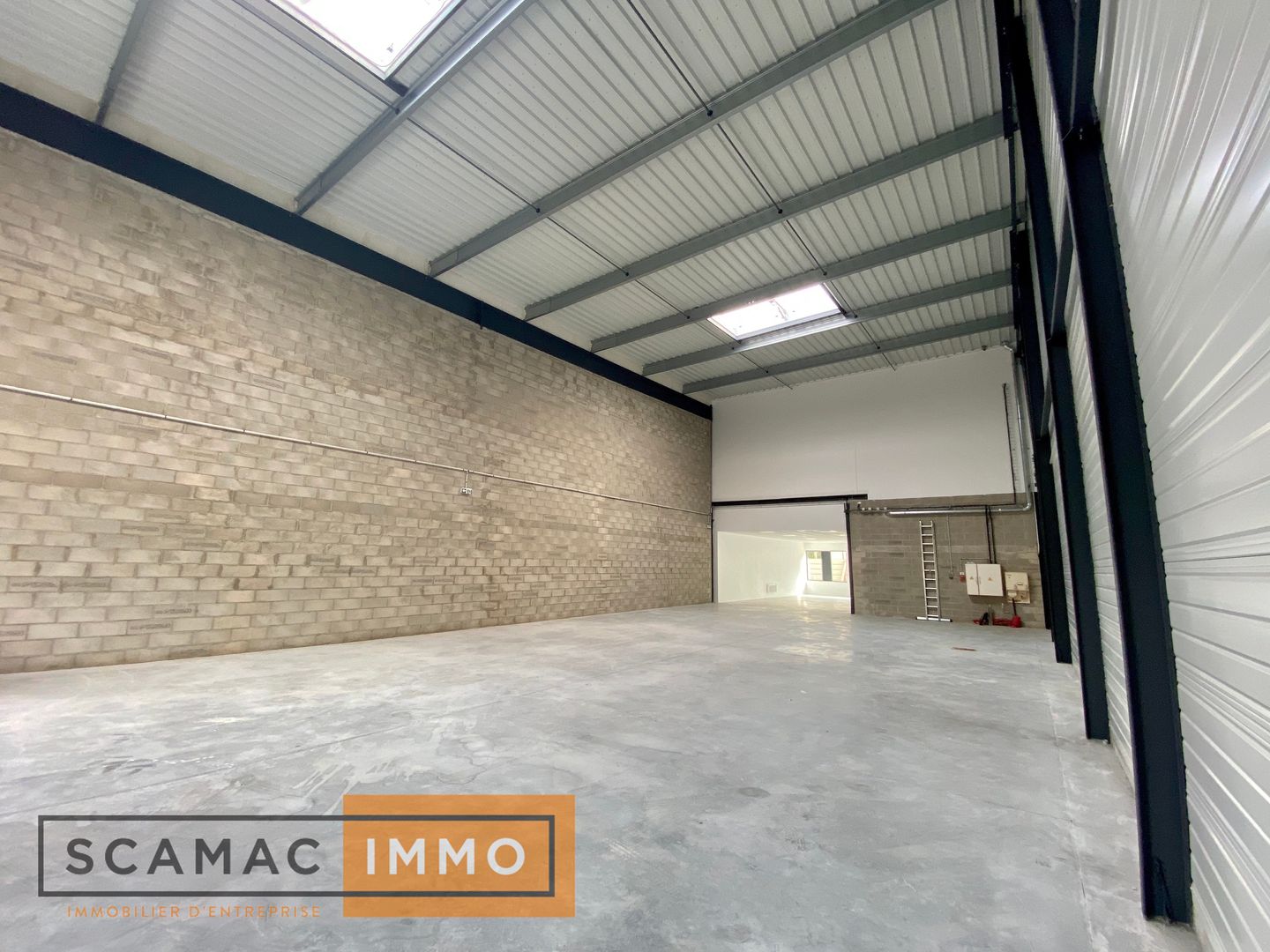 local d'activités de 1 775m², Bondoufle (Essonne)