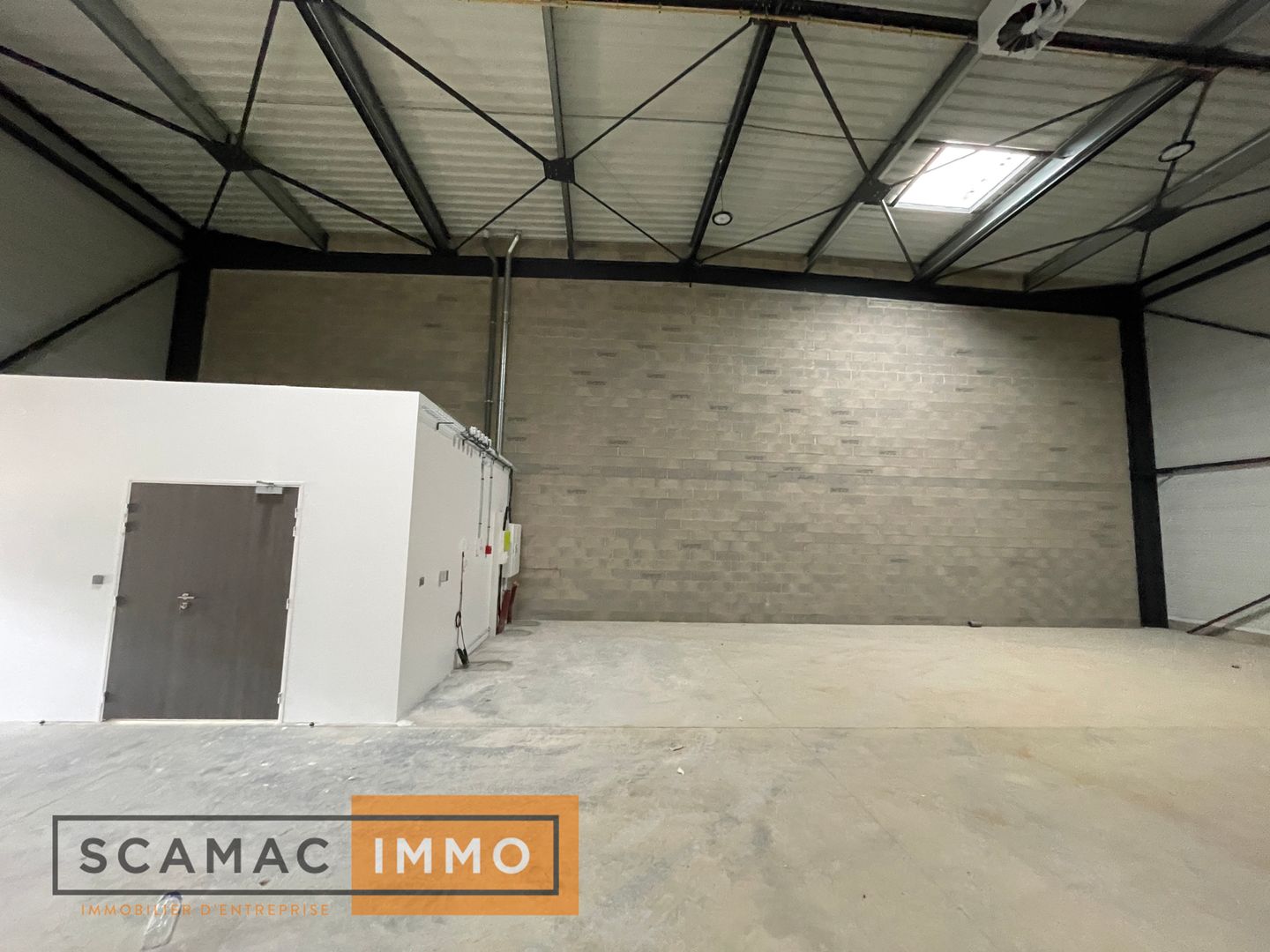local d'activités de 1&nbsp;320m², Savigny-le-Temple (Seine-et-Marne)