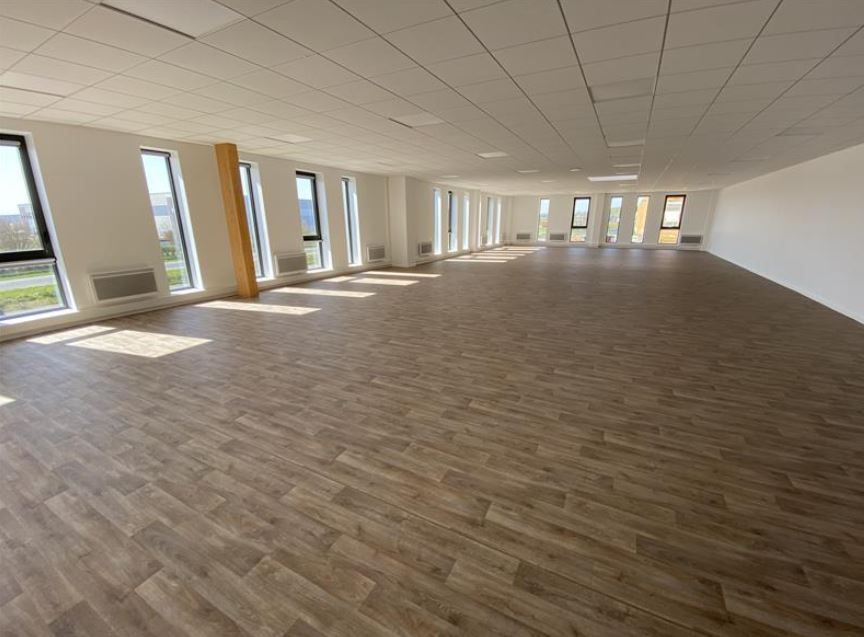 local d'activités de 1 636m², Brie-Comte-Robert (Seine-et-Marne)