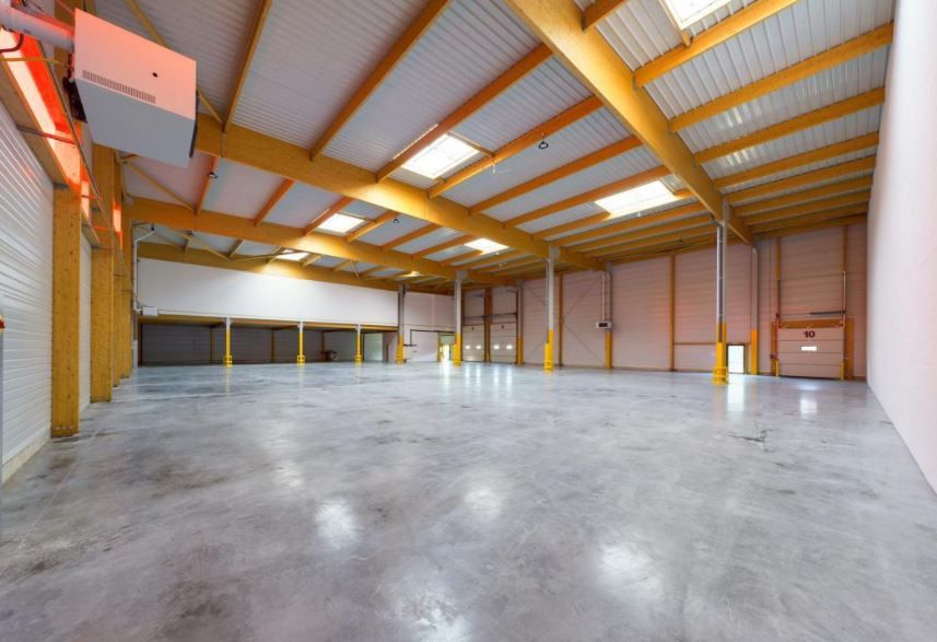 local d'activités de 1 636m², Brie-Comte-Robert (Seine-et-Marne)