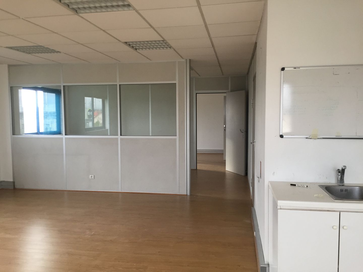 bureau de 67m², Lisses (Essonne)