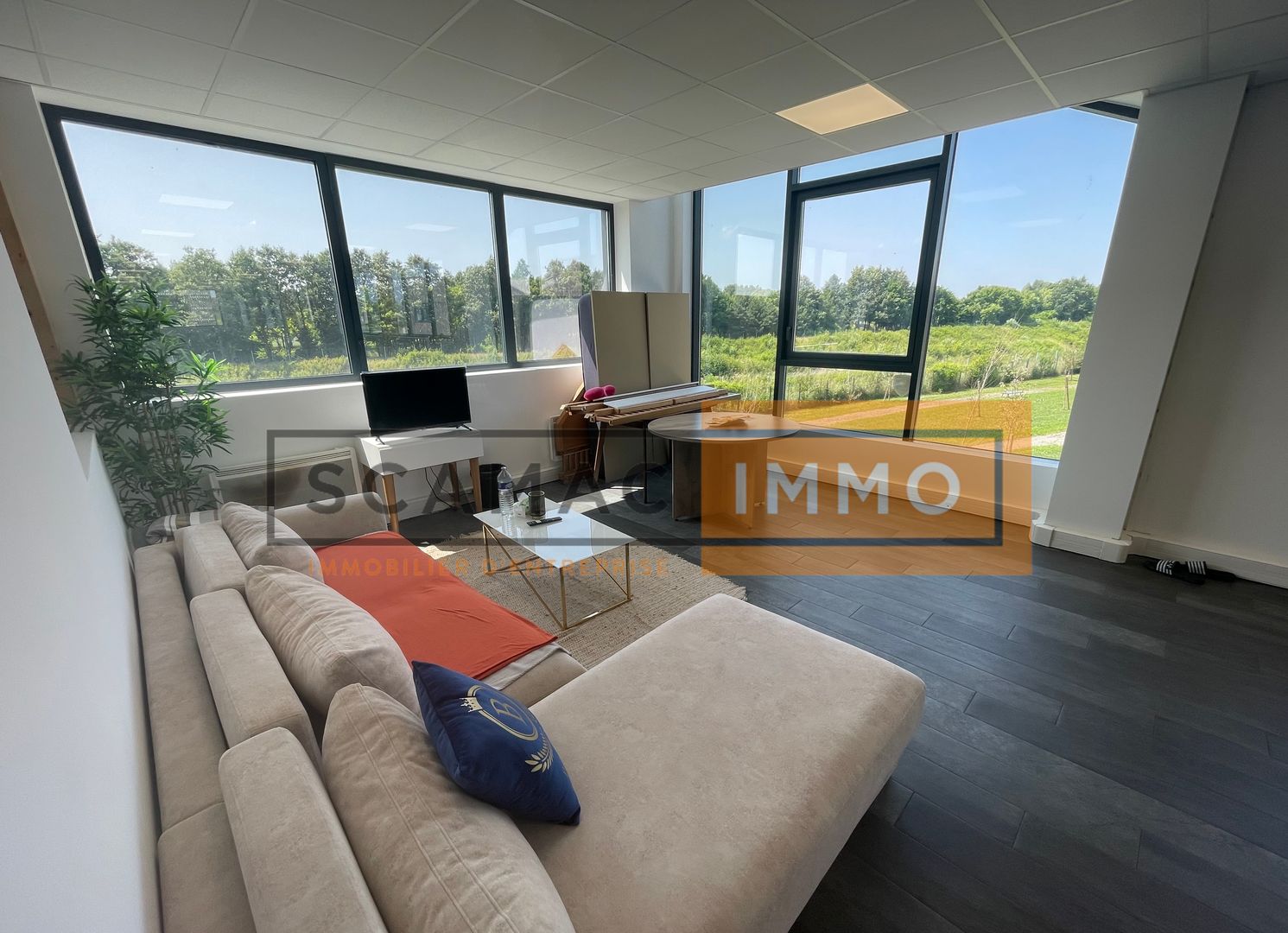 local d'activités de 1 032m², Serris (Seine-et-Marne)