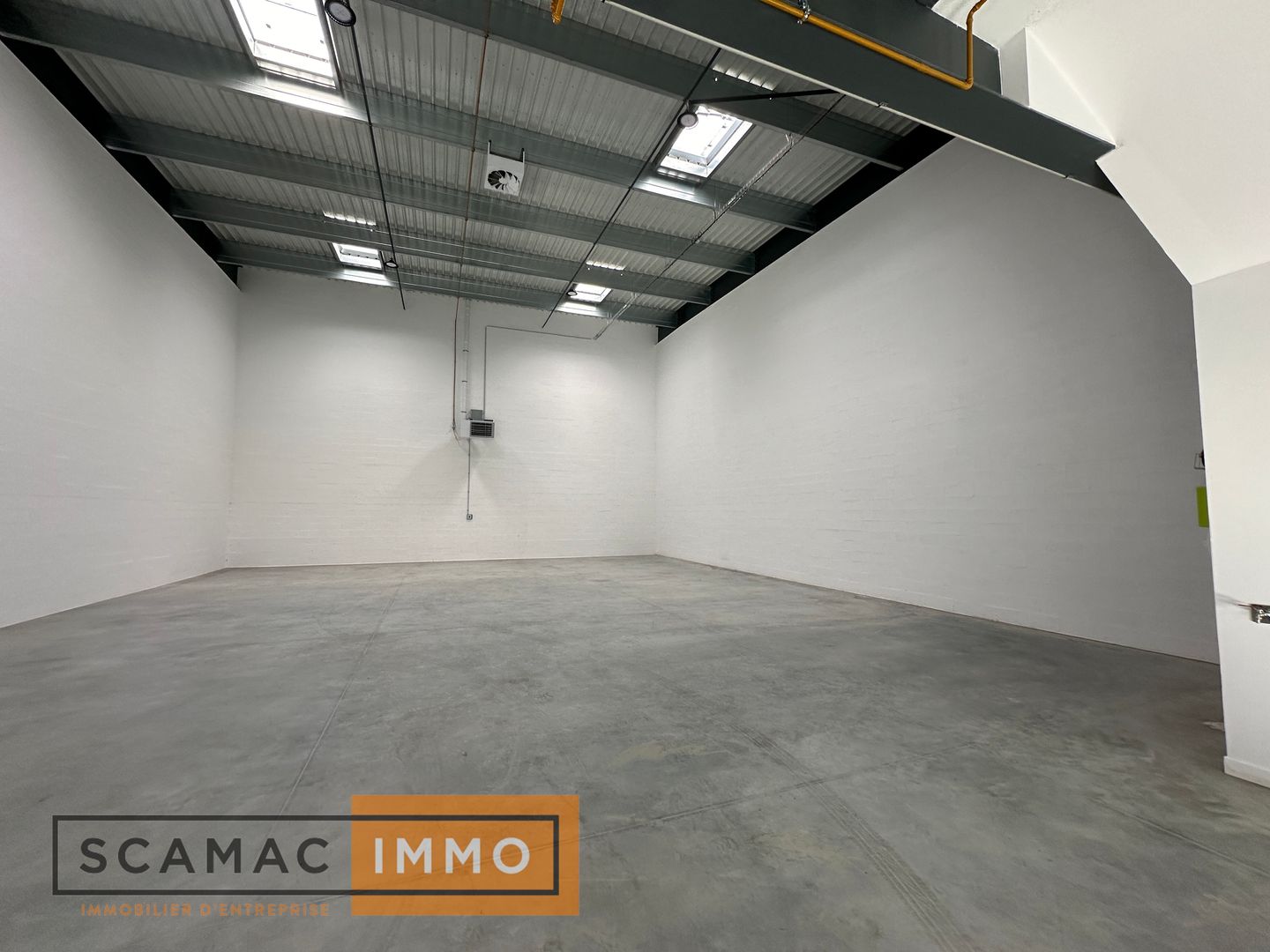 local d'activités de 454m², Corbeil-Essonnes (Essonne)