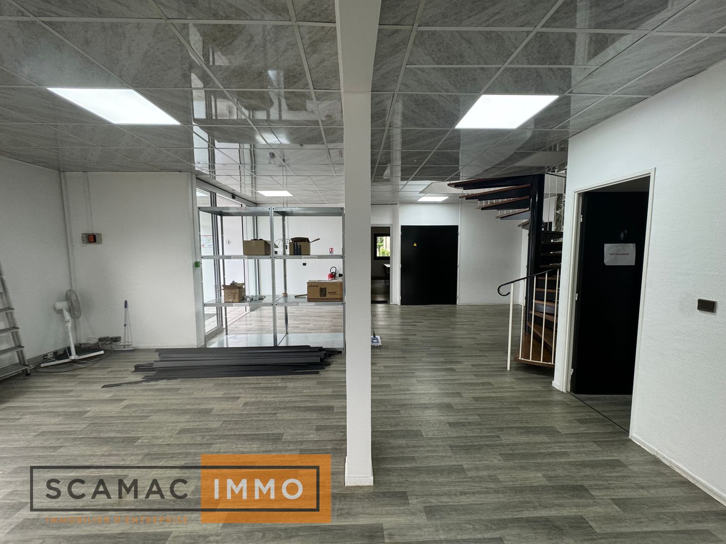 local d'activités de 1&nbsp;220m², Lisses (Essonne)