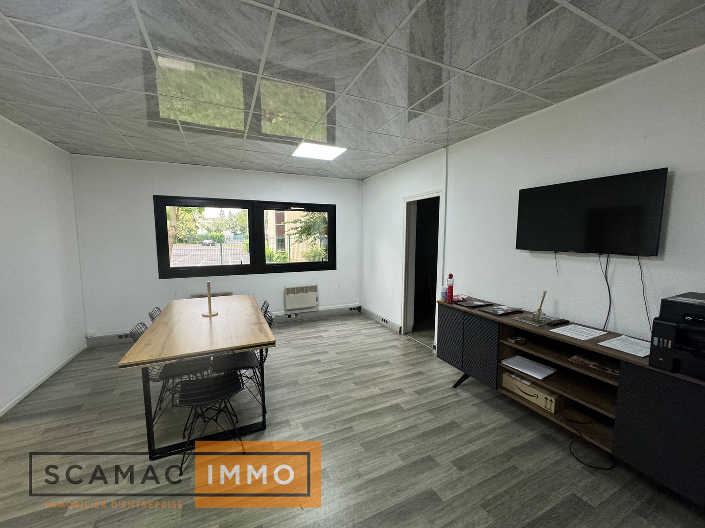 local d'activités de 1&nbsp;220m², Lisses (Essonne)