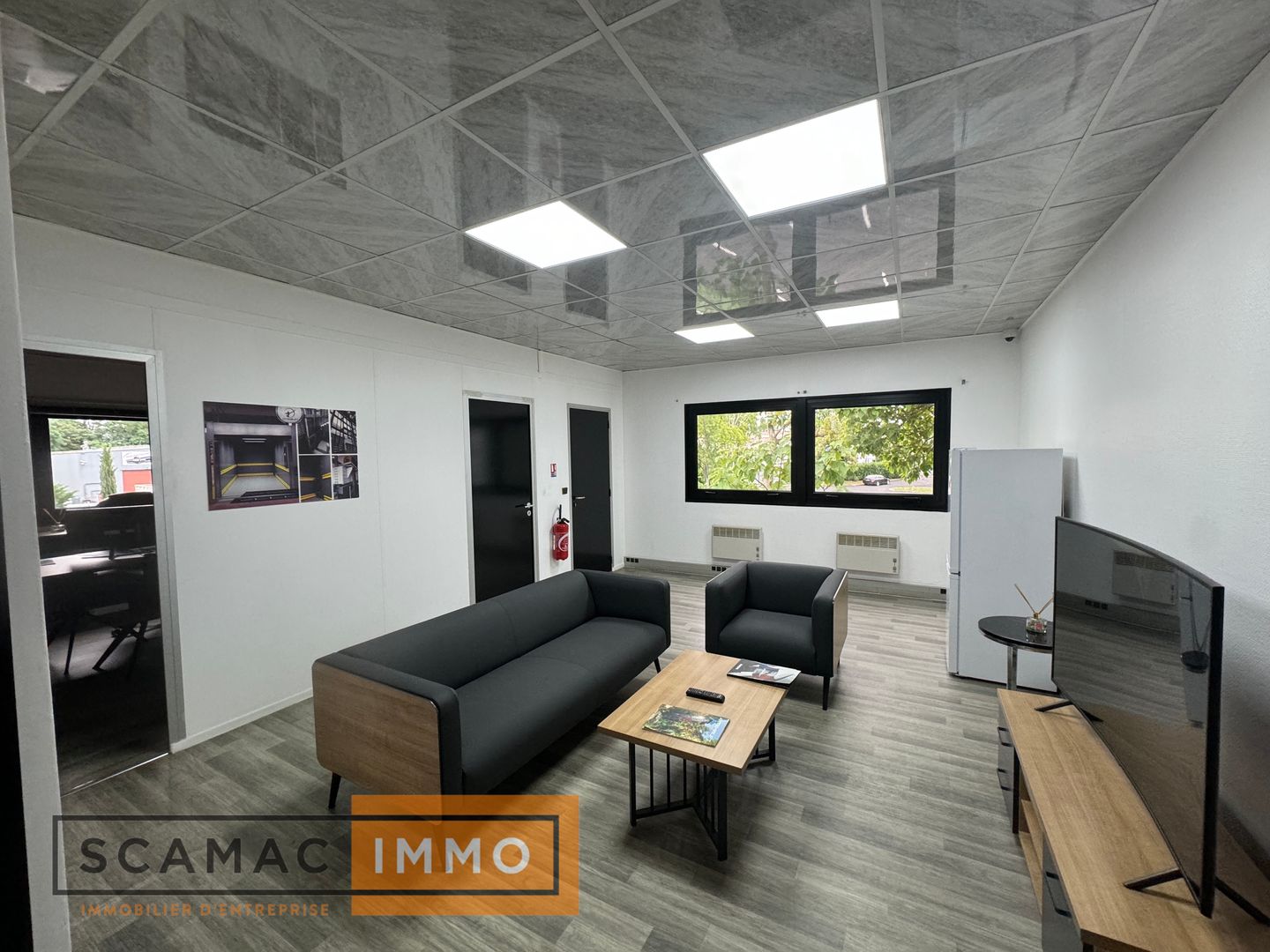 local d'activités de 1&nbsp;220m², Lisses (Essonne)