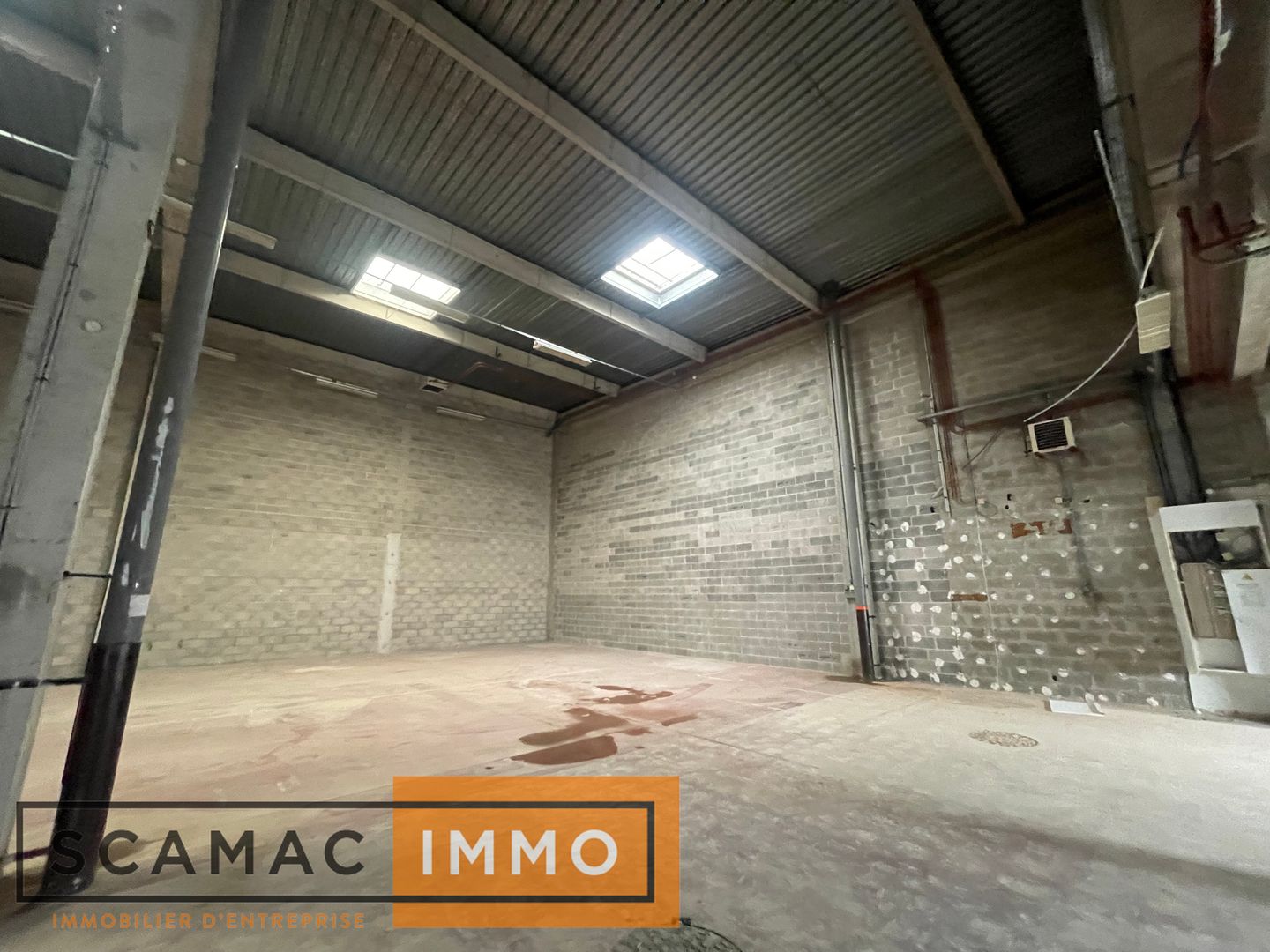 local d'activités de 700m², Lisses (Essonne)
