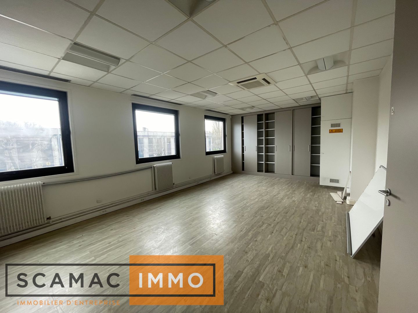 local d'activités de 700m², Lisses (Essonne)
