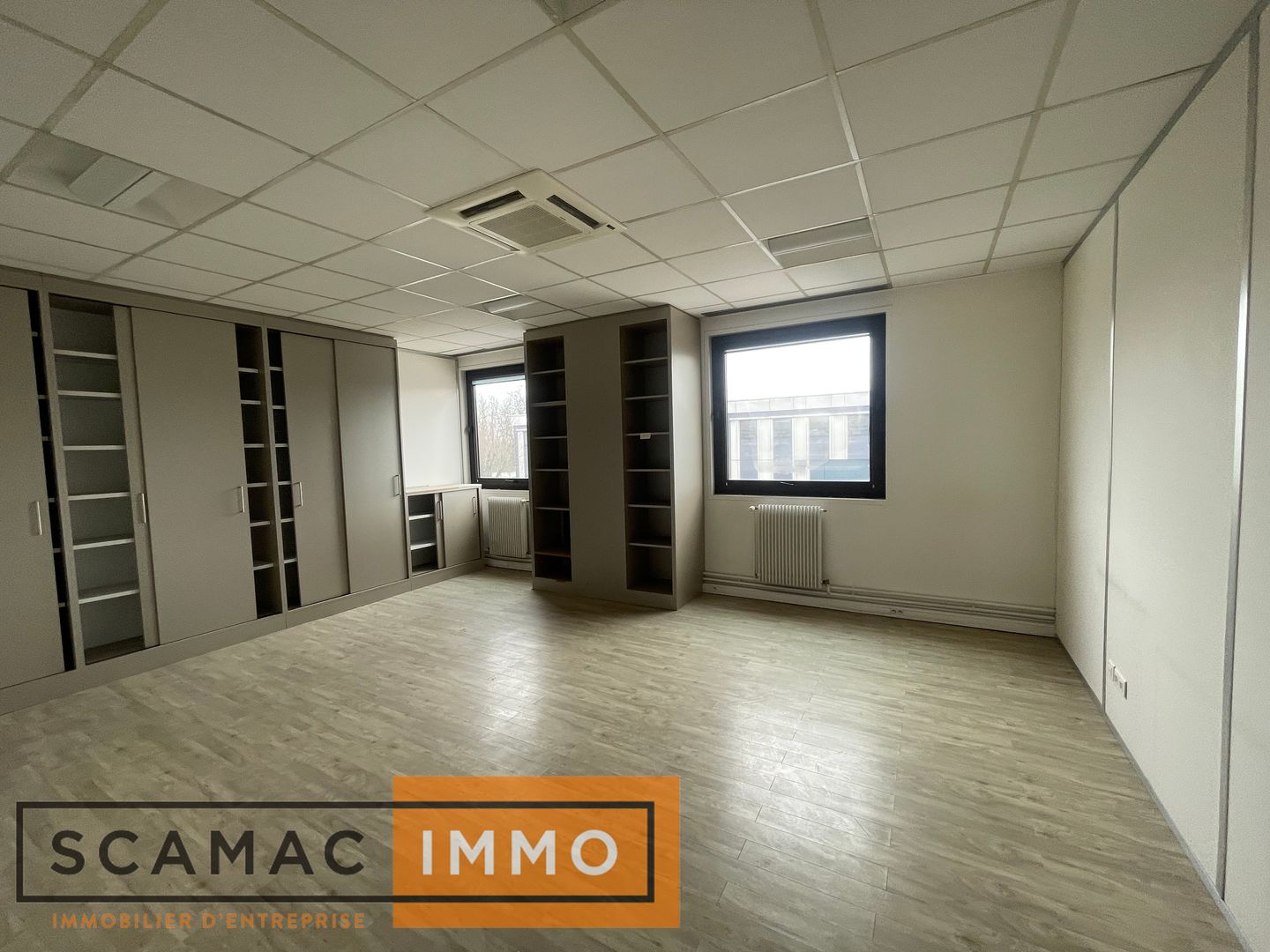 local d'activités de 700m², Lisses (Essonne)