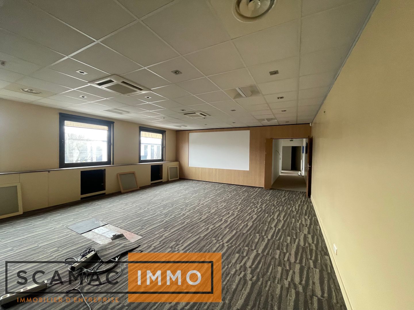 local d'activités de 700m², Lisses (Essonne)