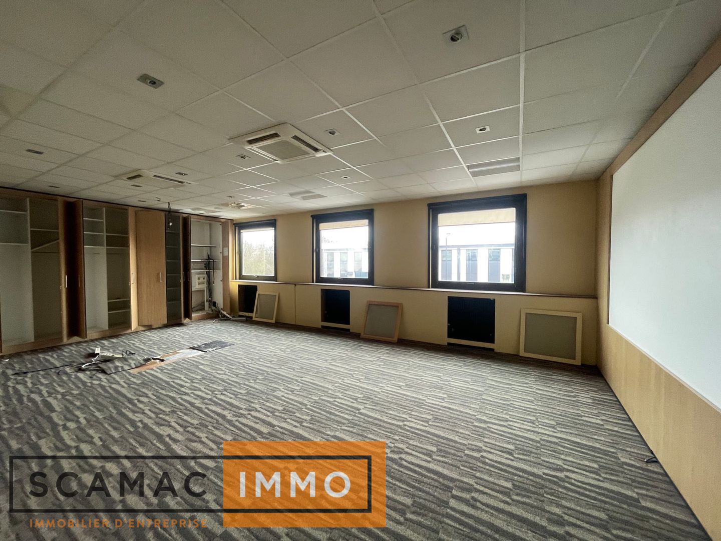 local d'activités de 700m², Lisses (Essonne)