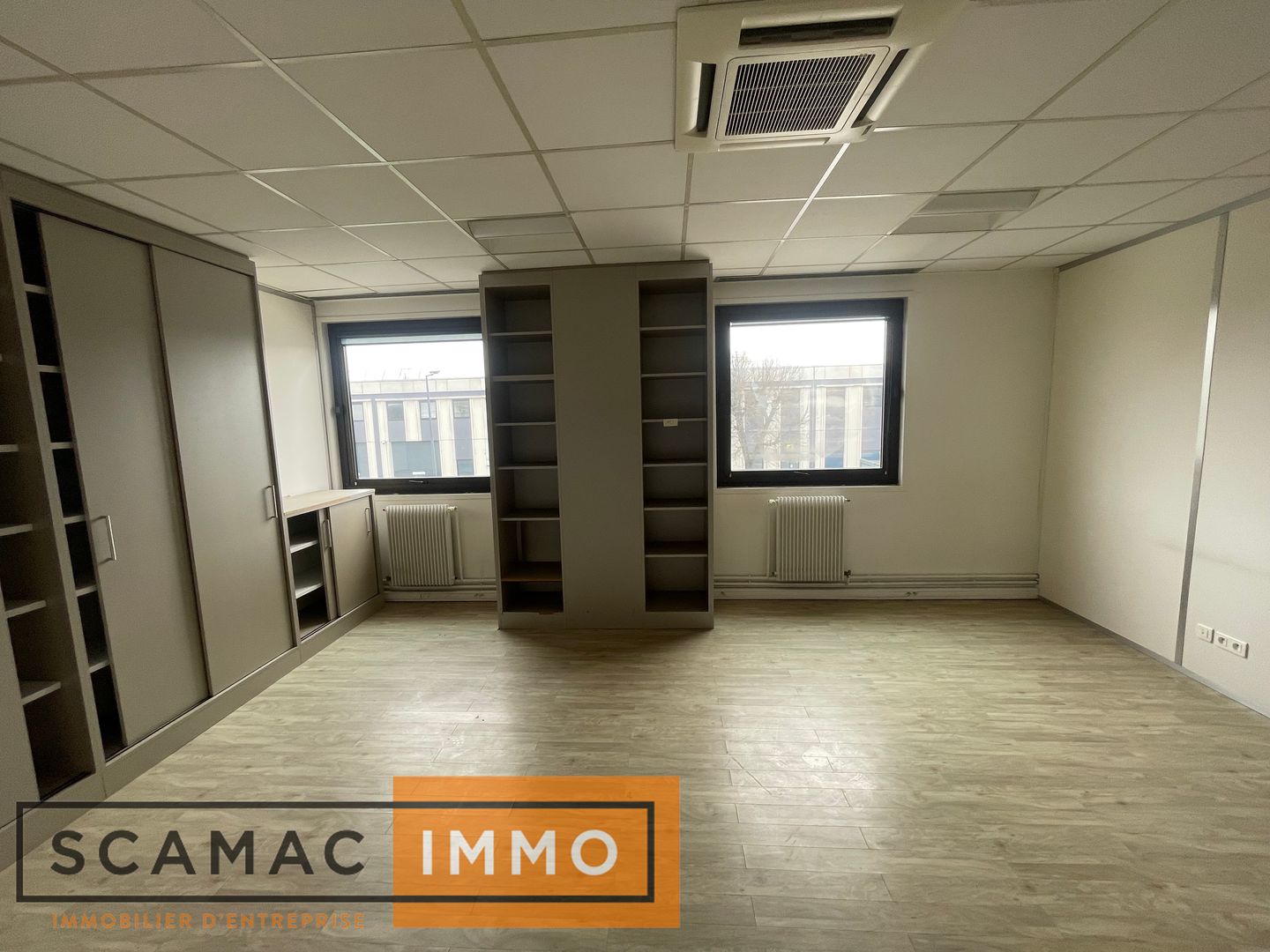 local d'activités de 700m², Lisses (Essonne)