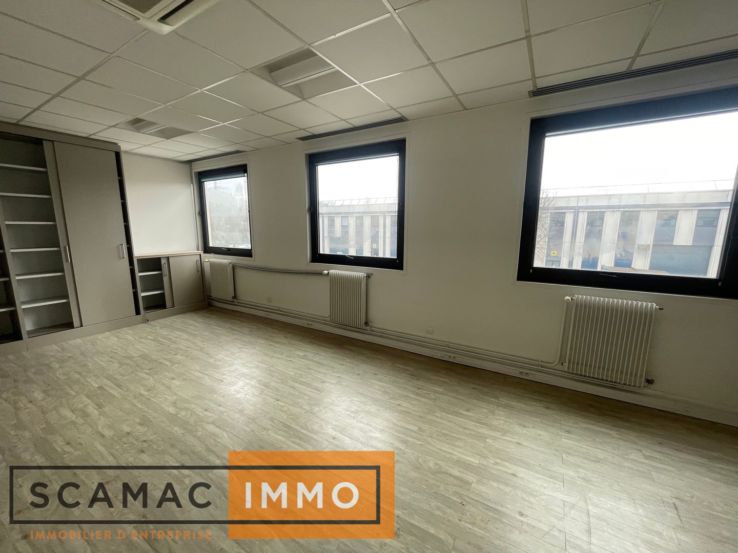 local d'activités de 700m², Lisses (Essonne)