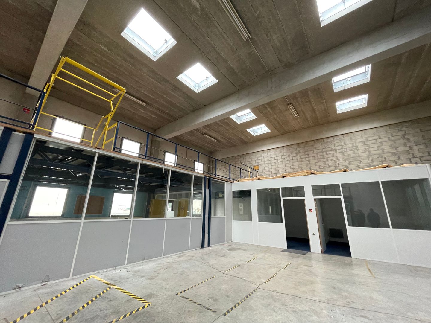 local d'activités de 1&nbsp;400m², Vitry-sur-Seine (Val-de-Marne)