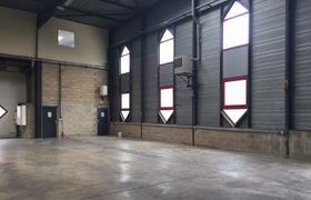 local d'activités de 382m², Élancourt (Yvelines)