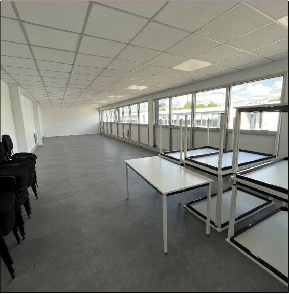 local d'activités de 948m², Élancourt (Yvelines)