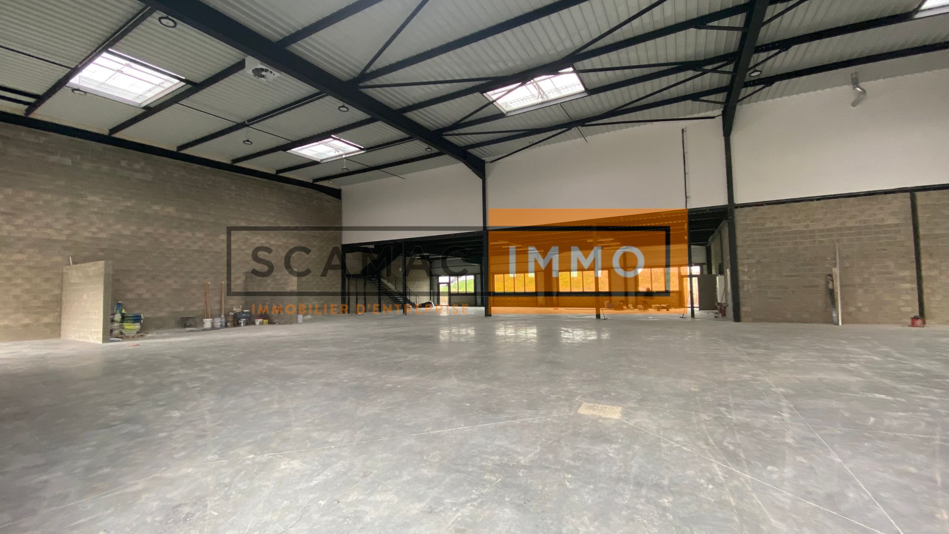 local d'activités de 676m², Buchelay (Yvelines)