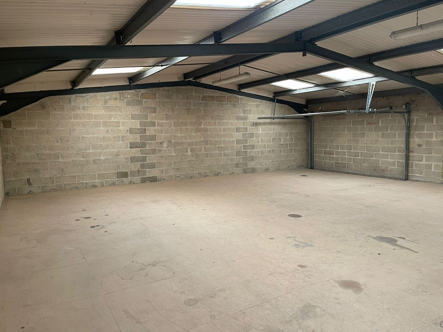 local d'activités de 240m², Stains (Seine-Saint-Denis)