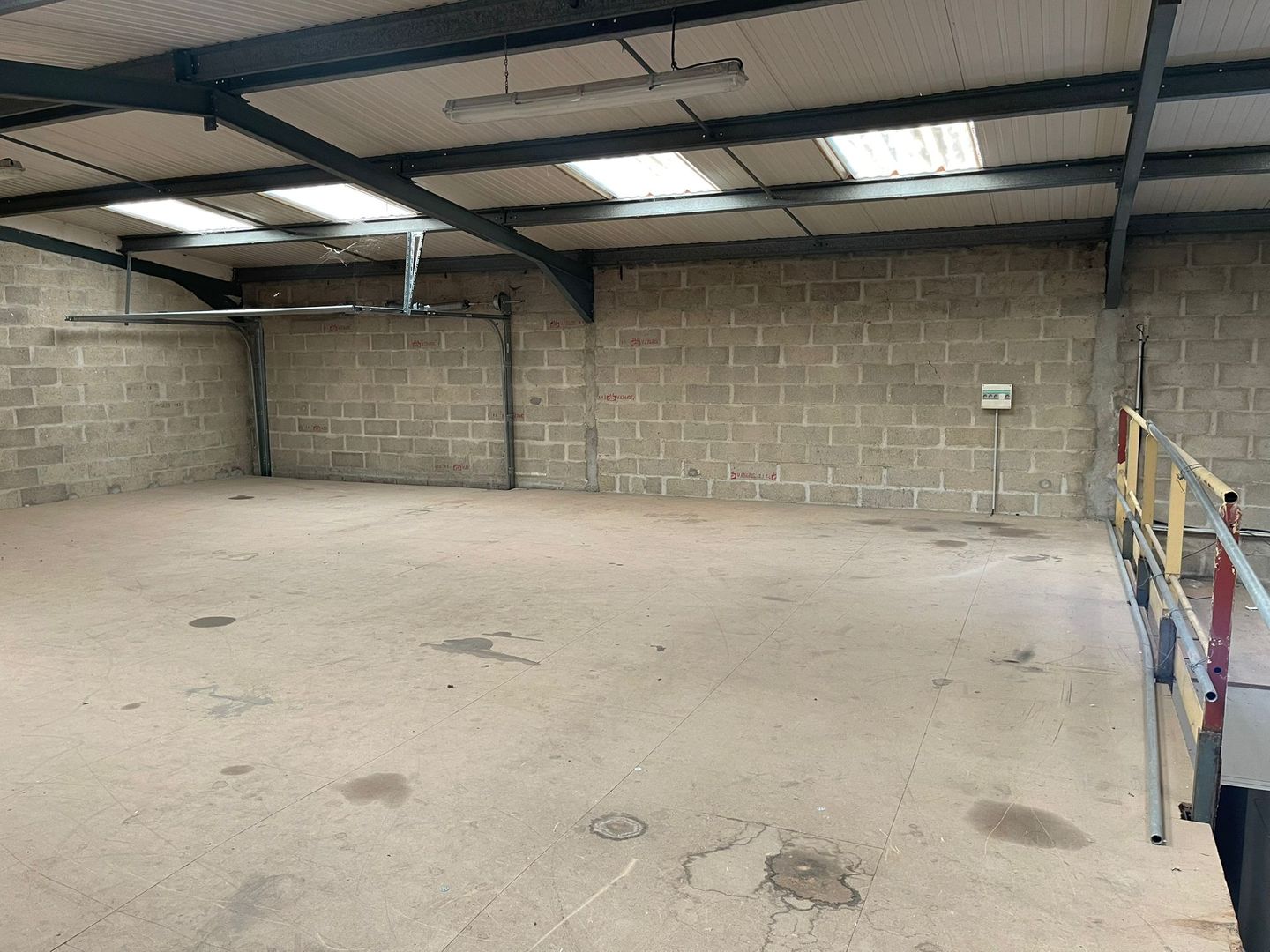 local d'activités de 240m², Stains (Seine-Saint-Denis)