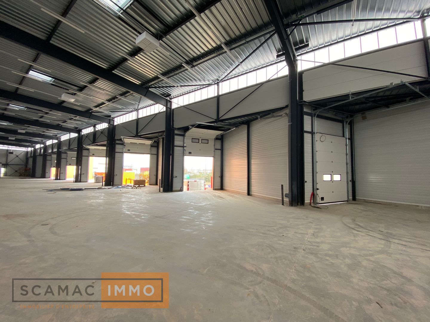 local d'activités de 1 960m², Le Coudray-Montceaux (Essonne)